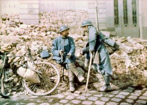 Deux soldats français dans une ville bombardée par l